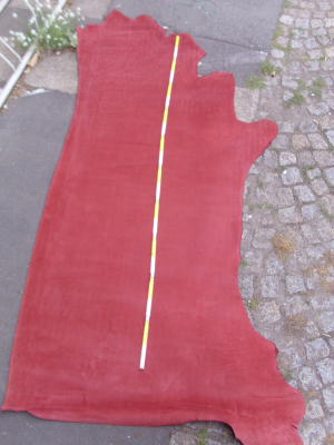 Rindleder, halbe Haut, nubuk Farbe dunkelrot, 2,30 qm, ca. 3 mm dick