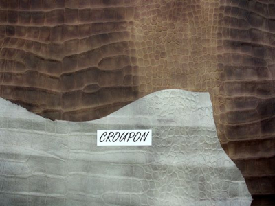 Rindleder mit Krokodilprägung, braunrot changierend, 1,09 m², kopfgedeckt, Täschnerleder