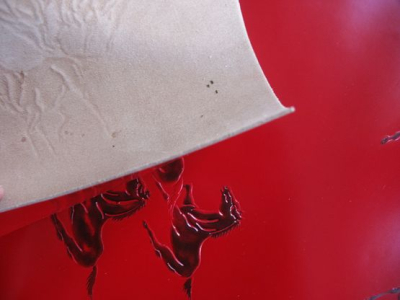 Täschner-Leder, rot mit geprägtem Pferdemotiv, zugfest