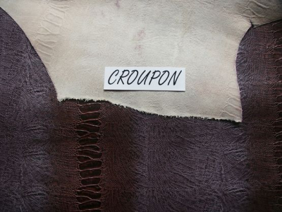 Rindleder mit Reptilienprägung, grau/weinrot changierend, Täschnerleder